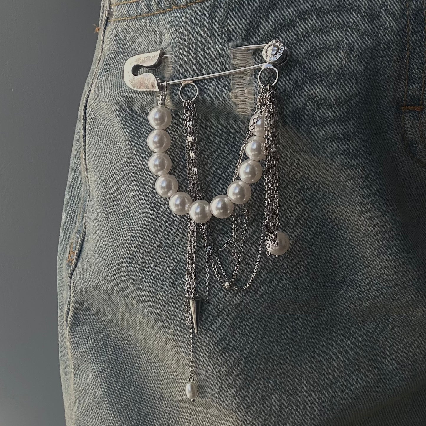 Brooch with pearl